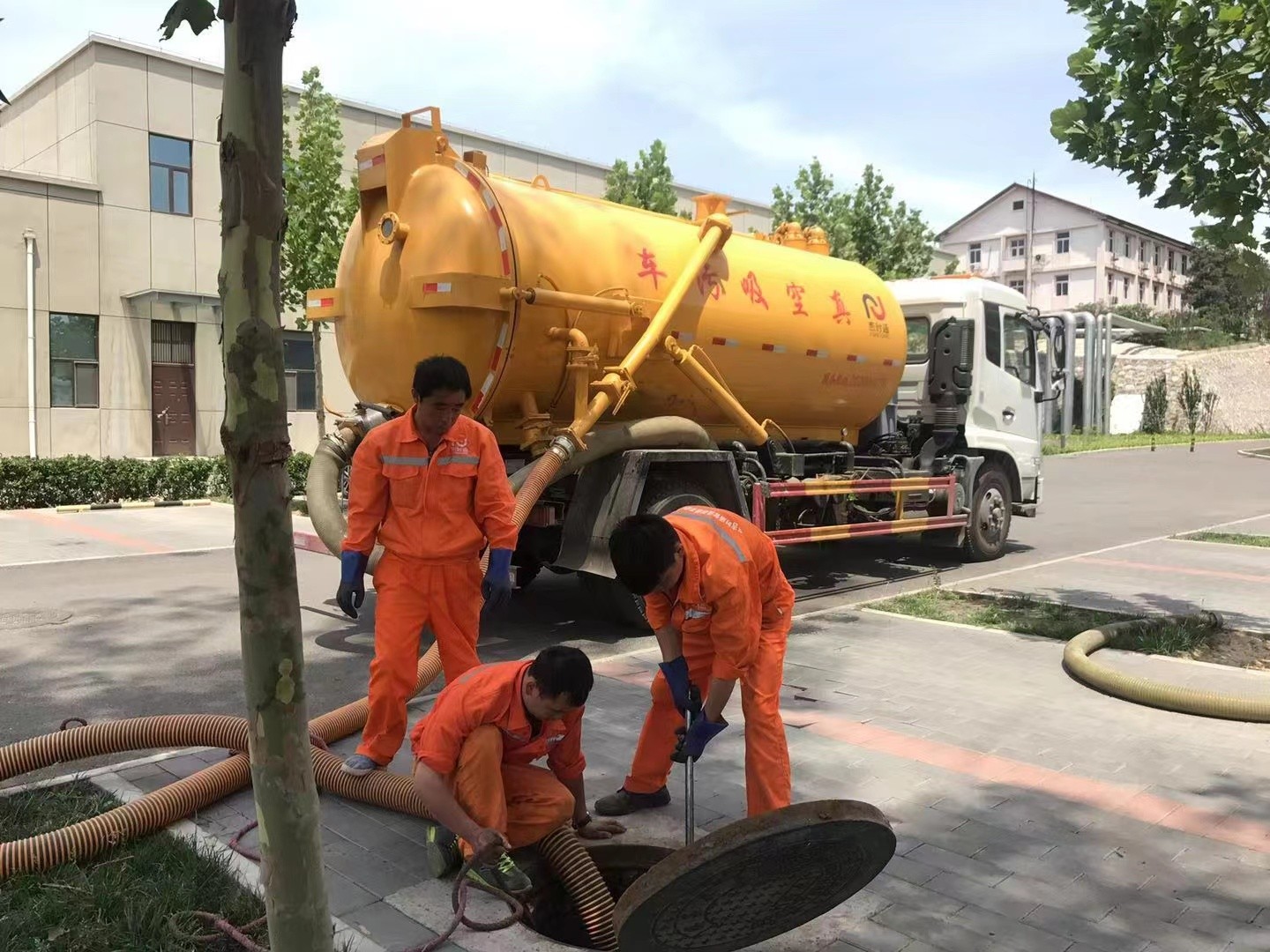 崇仁管道疏通车停在窨井附近