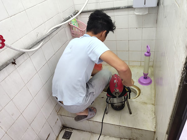 崇仁管道堵塞冒臭气 专业师傅现场解决问题